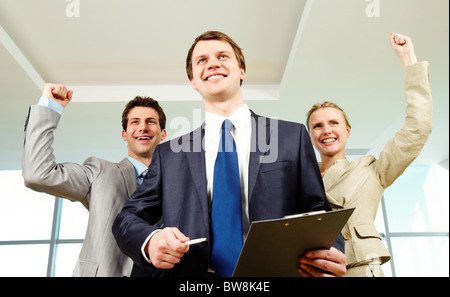 Ritratto di certi imprenditori alzando le mani con boss nella parte anteriore Foto Stock