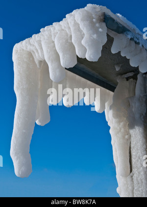 Gelido inverno snow making forme sopra un oggetto di metallo Foto Stock