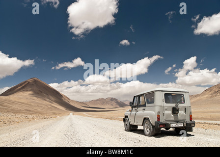 La trazione a quattro ruote motrici sul Pamir Highway, in Tagikistan, in Asia centrale Foto Stock