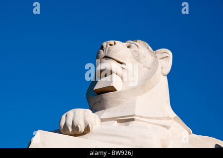 Statua stilizzata di un leone sulla guerra navale Memorial a Plymouth Hoe, Plymouth, DEVON REGNO UNITO Foto Stock