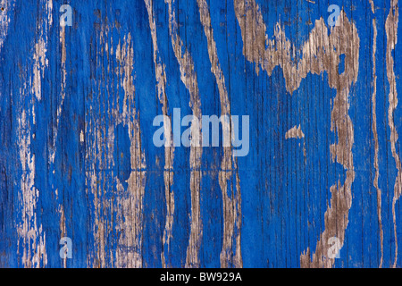 Vernice blu sbiadito e staccava alcuni legno Foto Stock