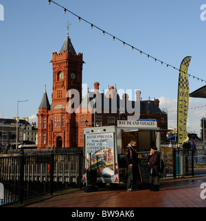 Edificio Pierhead sulla Baia di Cardiff South Wales UK & ufficio vendite per veloci corse di nervatura Foto Stock