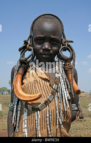 Tribù dei Mursi ragazza, Valle dell'Omo, Etiopia Foto Stock