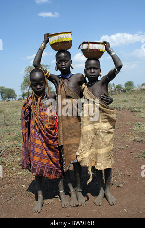 Tribù dei Mursi ragazze, Valle dell'Omo, Etiopia Foto Stock