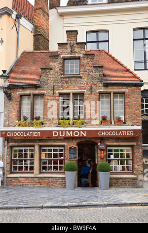 Dumon chocolatier negozio di vendita cioccolato Belga prodotti. Eirmarkt, Bruges, Fiandre Orientali, Belgio Europa Foto Stock