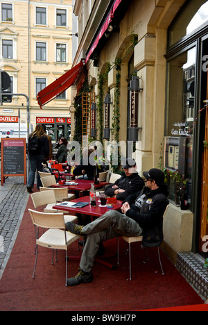 Gli ospiti godersi drink sul patio sidewalk cafe di funky hip Dresda città nuova Neustadt home a circa 250 bar ristoranti locali Foto Stock