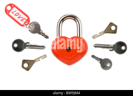 Immagine del cuore rosso a forma di serratura con chiavi diverse intorno su sfondo bianco Foto Stock