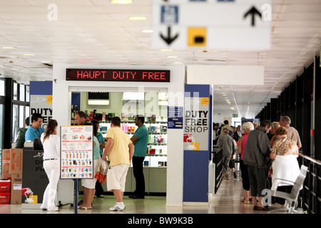 Negozio duty free a passeggeri porto di spedizione Foto Stock