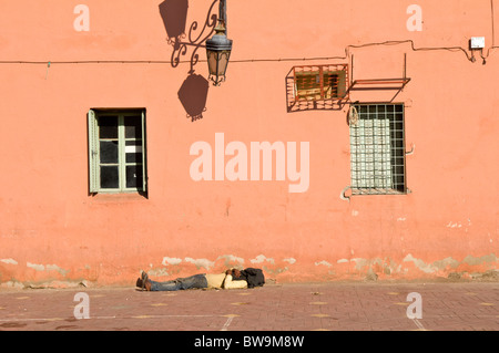 Posa uomo addormentato sul marciapiede a Marrakech, in Marocco, in Africa del Nord Foto Stock