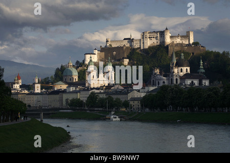 Kollegienkirche, Salzburger Dom / Il duomo di Salisburgo e il Festung Hohensalzburg / Fortezza Hohensalzburg di Salisburgo, Austria Foto Stock