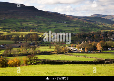 Di Reeth Bridge e Harkerside Moor Swaledale North Yorkshire, Inghilterra Foto Stock