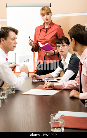 Immagine di diversi leader per discutere di nuove idee di lavoro al seminario Foto Stock