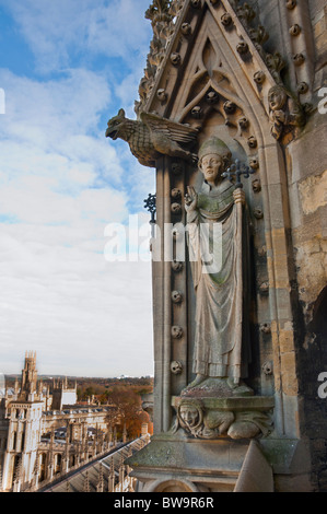 Sculture religiose in alto al di sopra su Santa Maria Vergine Chiesa Oxford, Regno Unito Foto Stock