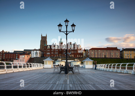 Vista del Cromer dal molo alla sera Foto Stock