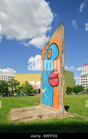 Un muro di Berlino del segmento con Thierry Noir graffiti, Berlino, Germania Foto Stock