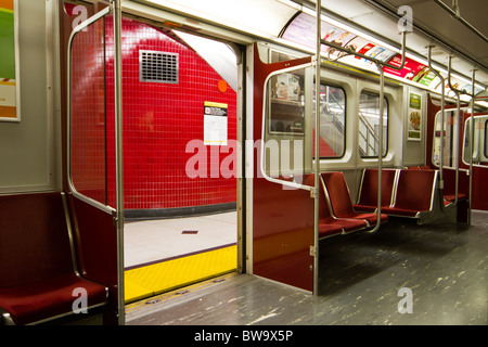 All'interno vuoto metropolitana treno ttc toronto Foto Stock