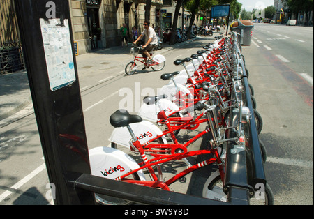 "Bicing biciclette della stazione di condivisione in Barcellona, Spagna Foto Stock