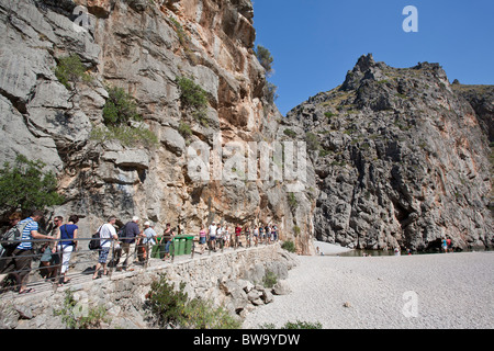 I turisti che visitano il Torrent de Pareis. La Calobra. A nord dell'isola di Mallorca. Spagna Foto Stock