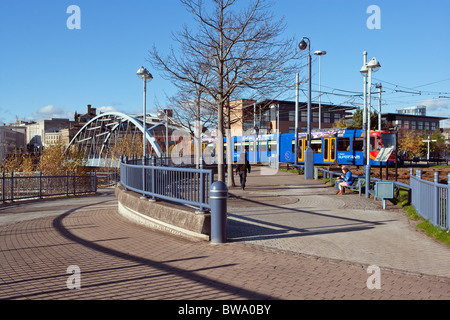 Park Square, Sheffield, con il tram n. Foto Stock