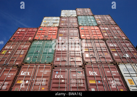 Una pila di contenitori nel porto di Amburgo, Germania Foto Stock