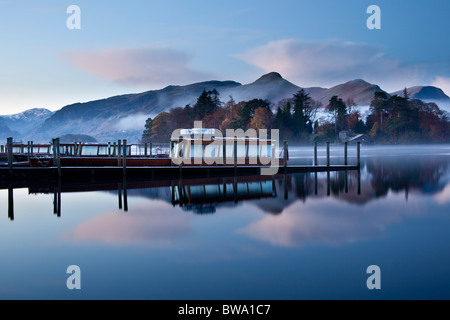 Novembre prima luce, i posti barca nel porticciolo, Derwentwater, Cumbria Foto Stock