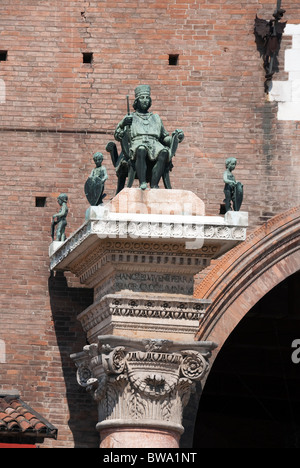 Statua di Borso d'Este di fronte al Palazzo del Municipio Ferrara Foto Stock