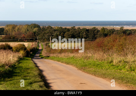 Tipico paese vicolo dietro Thornham sulla Costa North Norfolk, Inghilterra Foto Stock