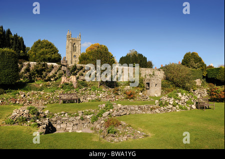 Le rovine di Shaftesbury Abbey Dorset Regno Unito con una statua del re Alfred e il santuario che una volta ospitava le reliquie credeva di essere Foto Stock