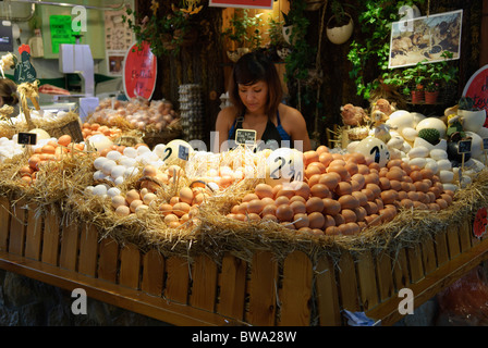 Uova in vendita su supporto nel mercato la Boqueria hall di Barcellona , Spagna Foto Stock