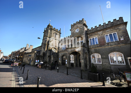 Shaftesbury Municipio e la chiesa di San Pietro (sinistra) nel centro città Dorset Regno Unito Foto Stock