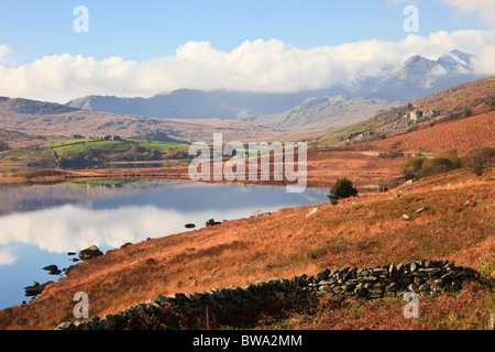 Capel Curig, Conwy, Galles del Nord, Regno Unito. Vista su tutta Llynnau Mymbyr lago di Snowdon horseshoe nel Parco Nazionale di Snowdonia in autunno Foto Stock