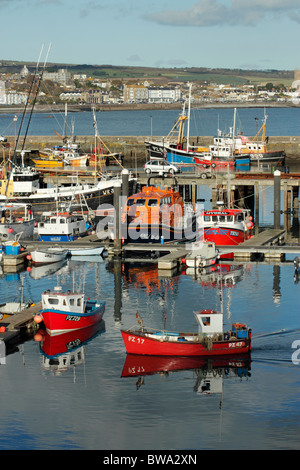 Piccolo rosso barca da pesca di entrare nel porto di Newlyn, Cornwall Regno Unito. Foto Stock