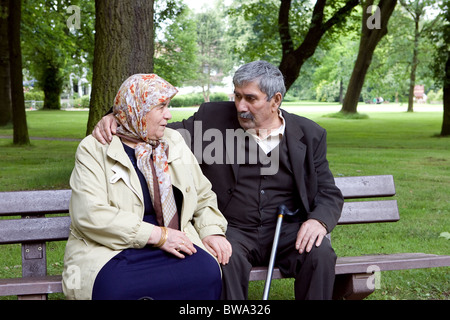 Anziani turchi sposato giovane su una panchina nel parco, Herne, Germania Foto Stock