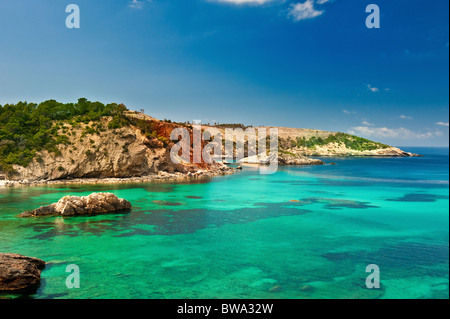 Cala Xarraca, una splendida piccola baia di Ibiza spagna Foto Stock