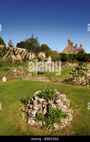 Le rovine di Shaftesbury Abbey Dorset Regno Unito con una statua del re Alfred e il santuario che una volta ospitava le reliquie credeva di essere Foto Stock