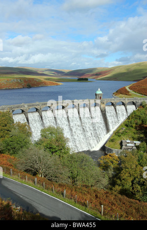 Craig Goch diga del serbatoio trabocca, Elan Valley, Wales UK. Foto Stock