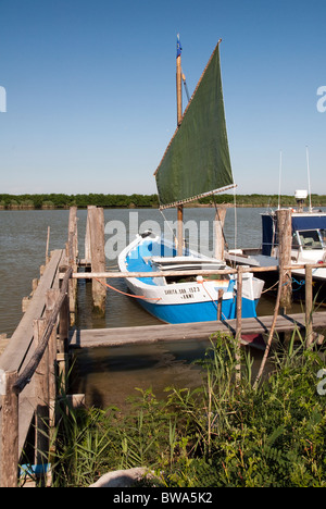 Barca da pesca con un tradizionale Gaff rig ormeggiato a Gorino, nel Delta del Po, Emilia Romagna, Italia Foto Stock