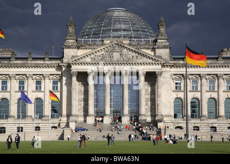 Nuvole scure sul Reichstag di Berlino, Germania Foto Stock