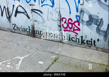 Grigiastro gate di acciaio ricoperto con chiodini e la parola 'zwischenmenschlichkeit', treptow arena, Berlino, Germania Foto Stock