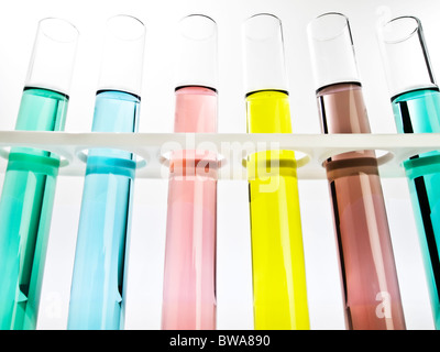 Fila di provette riempite di liquido colorato Foto Stock