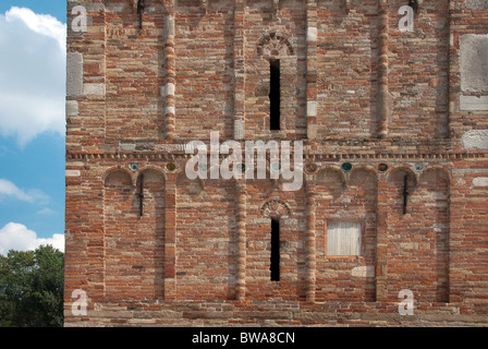 Dettaglio del campanile - capolavoro di arte romanica - Abbazia di Pomposa, della provincia di Ferrara in Emilia Romagna Foto Stock