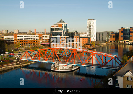 Huron e Erie di bacini e il Ponte di Detroit, Salford Quays, Greater Manchester, Inghilterra, Regno Unito. Victoria Building dietro. Foto Stock