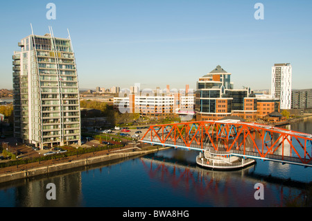 NV blocco di appartamenti Victoria Building e il Ponte di Detroit, Huron e bacini di Erie, Salford Quays, Manchester, Inghilterra, Regno Unito Foto Stock