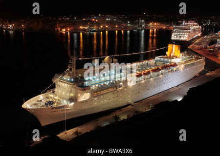 La nave da crociera costa allegra del Grand Harbour di Malta, un Mediterraneo viaggi e turismo di destinazione Foto Stock