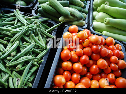 Freschi ortaggi assortiti in scatole sul mercato Foto Stock