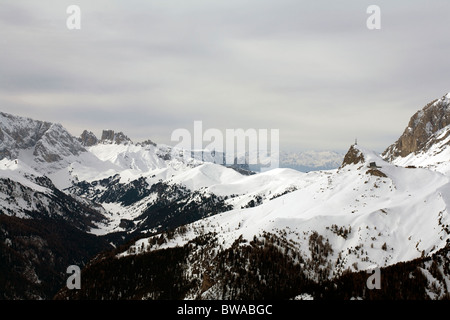 Vista lungo la Val Gardena dal Passo Sella Sellajoch alla Alpe di Siusi Selva Dolomiti Italia Foto Stock