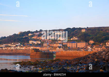 Sunrise a Mousehole Harbour, Cornwall, Inghilterra, prese a 5.30 su un giorno di agosto. Foto Stock