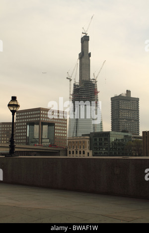 La torre di Shard in costruzione sul lato sud del fiume Tamigi a Londra Foto Stock