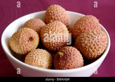 Litchi freschi in una ciotola Foto Stock