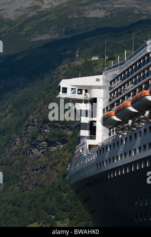 Ponte porta ala della Cunard nave da crociera Queen Mary 2 in corrispondenza di Geiranger fjord Foto Stock